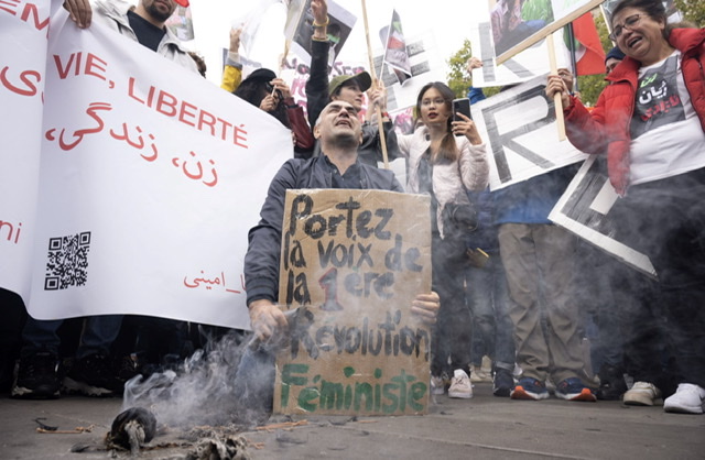 Des milliers de manifestants dans la rue à Paris pour les Iraniens
