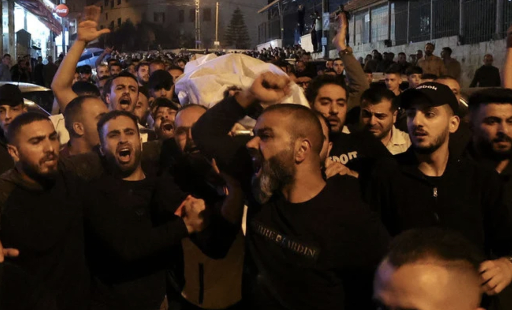 Six Palestiniens tués dans des raids israéliens, foule dense aux funérailles