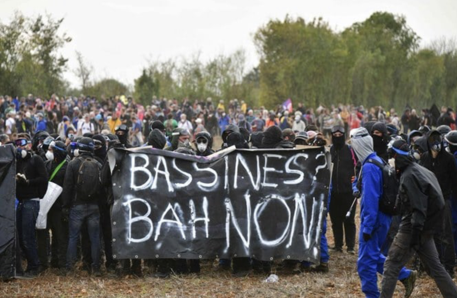 France : Violents affrontements entre gendarmes et manifestants écologistes