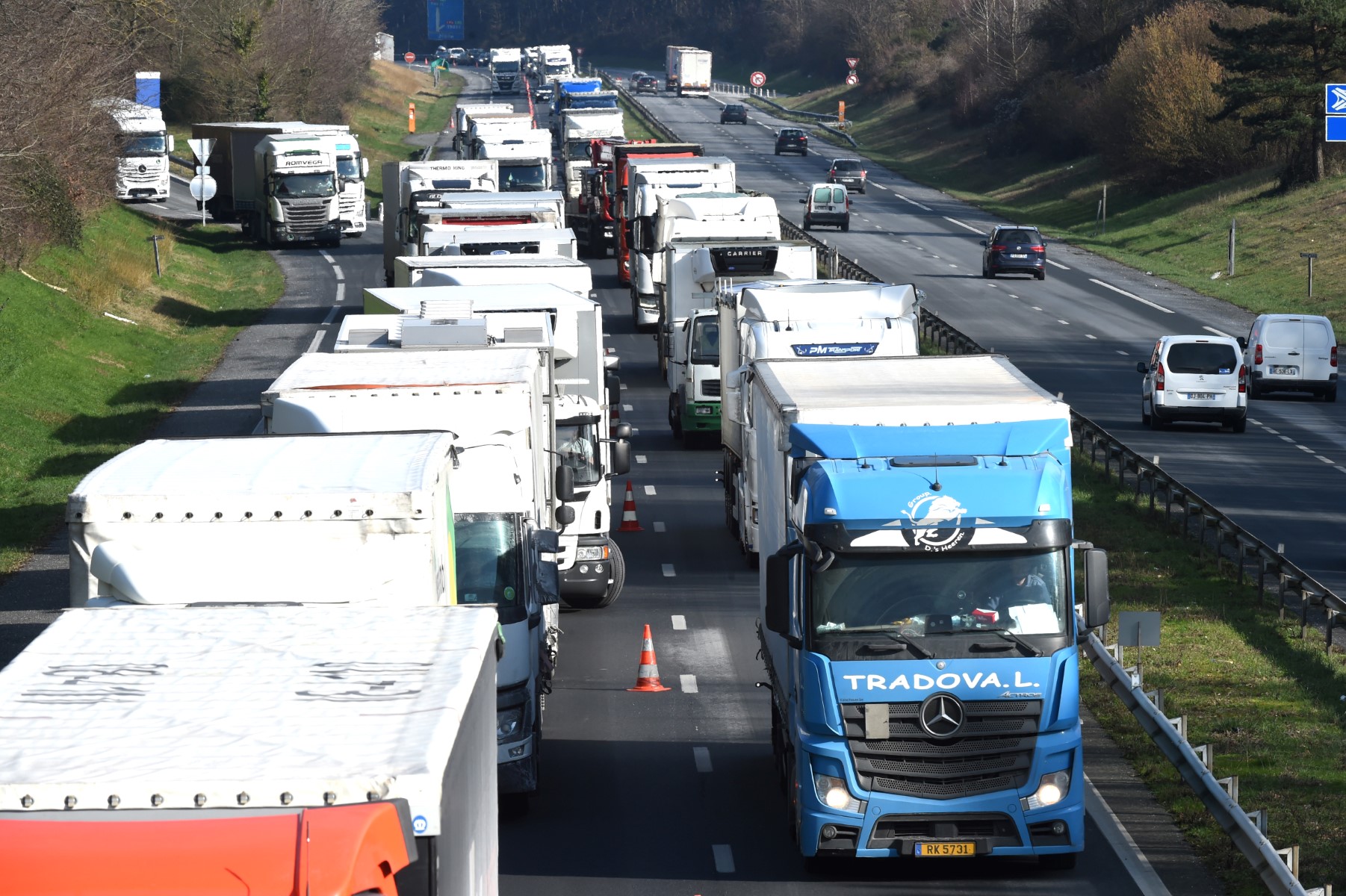 Les chauffeurs routiers passent 9% de leur temps au volant sur leur téléphone, selon une étude