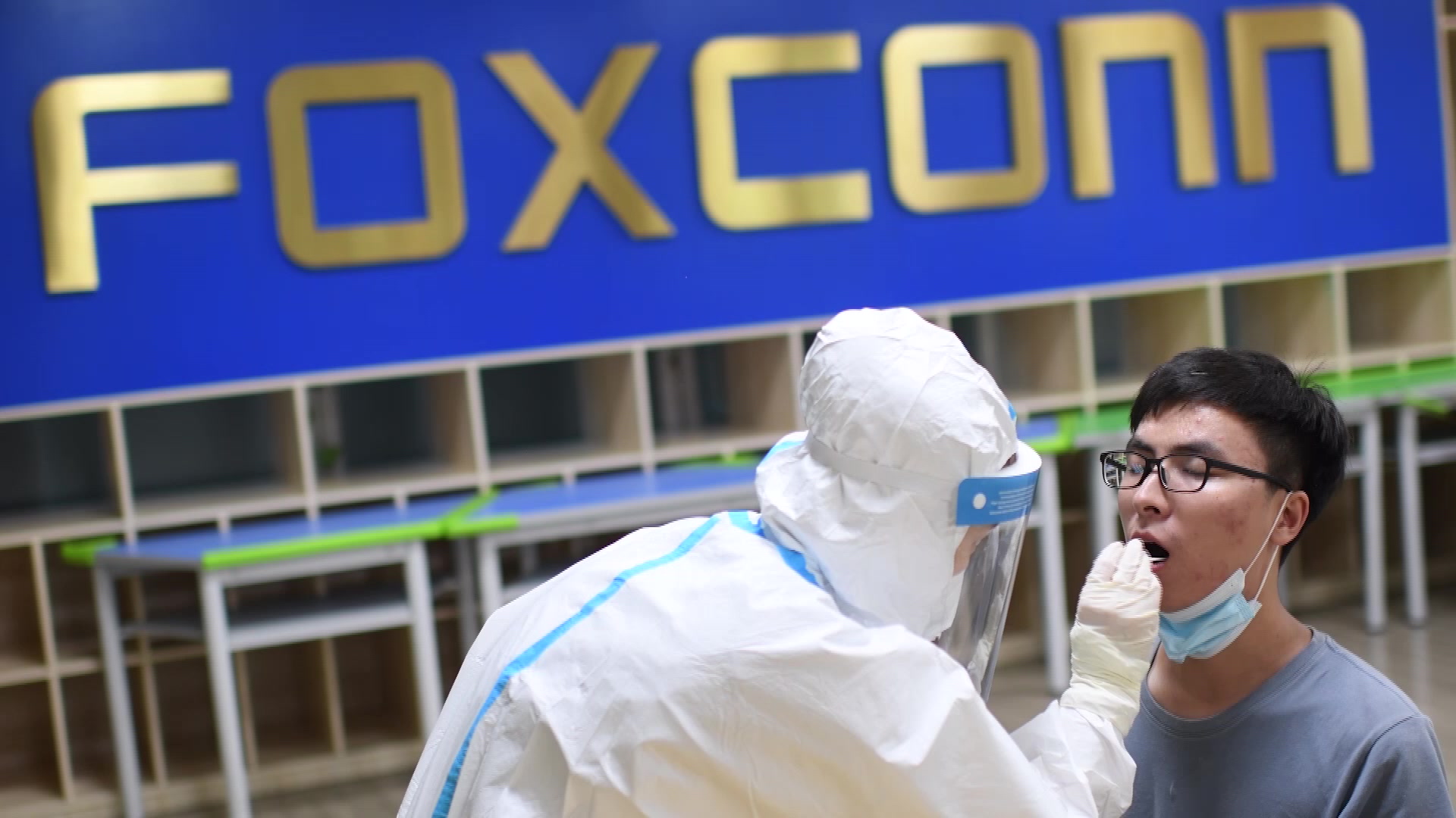 Chine/Covid: une usine d'iPhone confinée, les employés s'enfuient