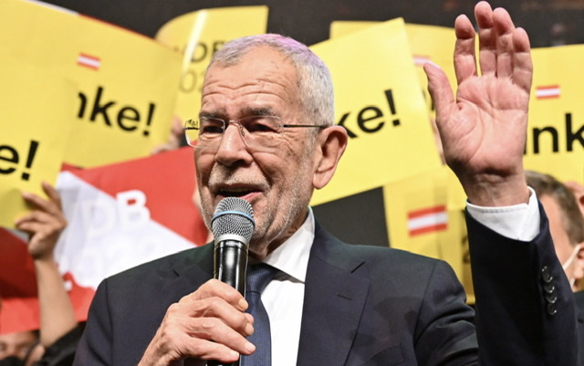 En Autriche, le président écologiste sortant réélu