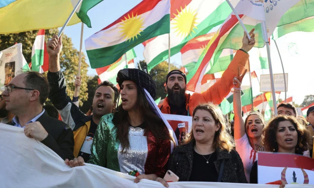 La foule scande «Mort à Khamenei» lors d'un rassemblement à Berlin