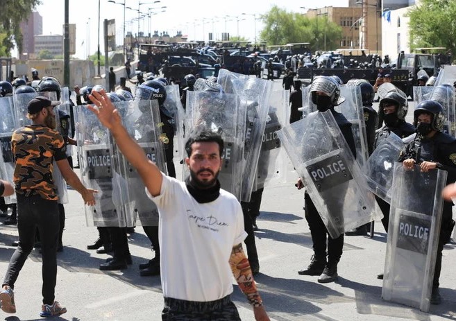 Des manifestants dans la zone verte de Bagdad, en Irak, le 28 septembre 2022 (Photo, EPA).