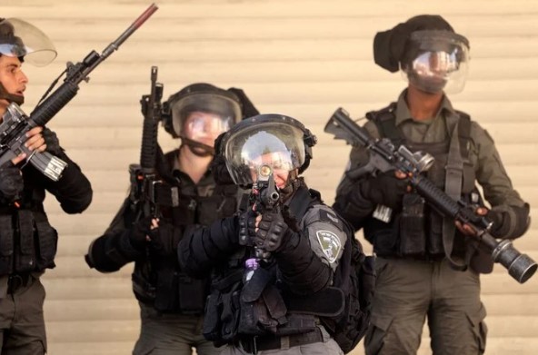 Les forces de sécurité israéliennes dans la ville d'Hébron en Cisjordanie occupée, le 12 octobre 2022 (Photo, AFP).