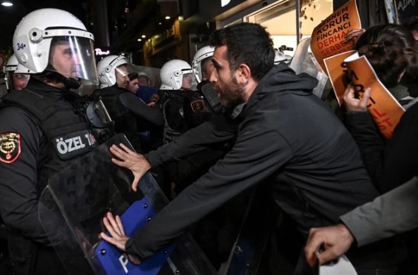 Turquie: Une médecin arrêtée pour avoir réclamé une enquête sur l'emploi d'armes chimiques