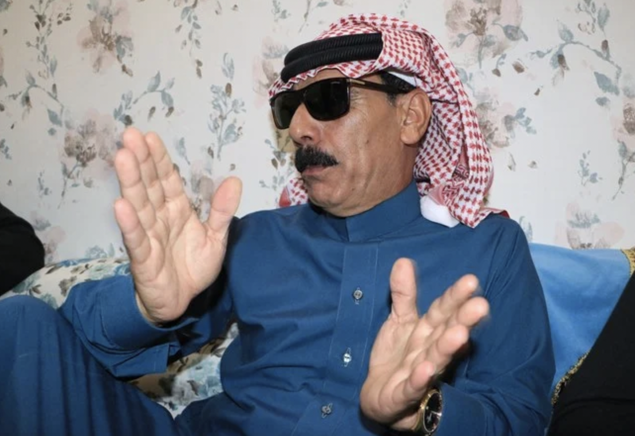 Le chanteur syrien Omar Souleyman se produit à la soirée Balenciaga à la Fashion Week de Paris