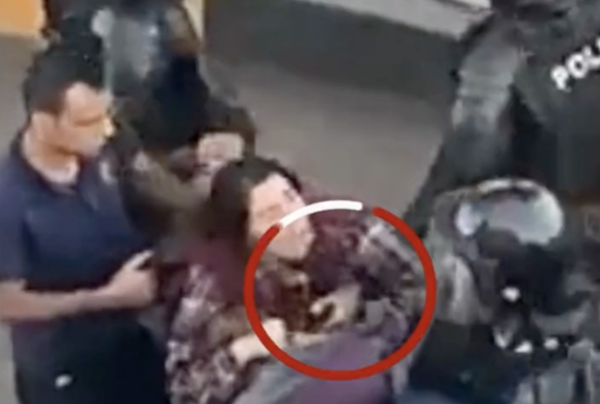 La vidéo montre un policier en train d'agresser une femme. (Videograb/BBC Persian)