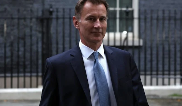Le nouveau ministre des Finances britannique Jeremy Hunt a annoncé samedi, au lendemain de sa nomination par Liz Truss, que des «décisions difficiles» allaient devoir être prises pour rectifier le projet économique de la Première ministre. (AFP)