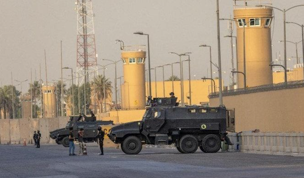 Des membres des forces anti-terroristes irakiennes montent la garde devant le siège de l'ambassade américaine à Baghdad le 30 mai 2021, en Irak. (Dossier/AFP)