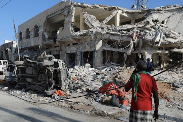 Un résident regarde les débris d'un bâtiment détruit à Mogadiscio le 30 octobre 2022 après qu'un attentat à la voiture piégée a visé le ministère de l'éducation le 29 octobre 2022. (Reuters)