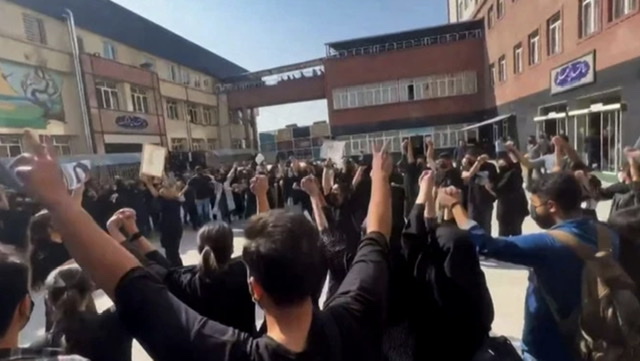 Des étudiantes scandent «les mollahs doivent déguerpir!» lors de nouvelles manifestations