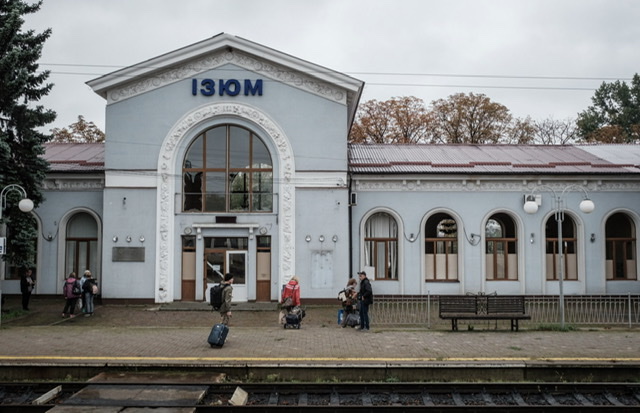 Le train circule à nouveau, malgré les missiles, entre Izioum et Kharkiv, dans l'est de l'Ukraine