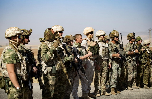 Syrie, soldats russes et américains partagent un rare moment de convivialité