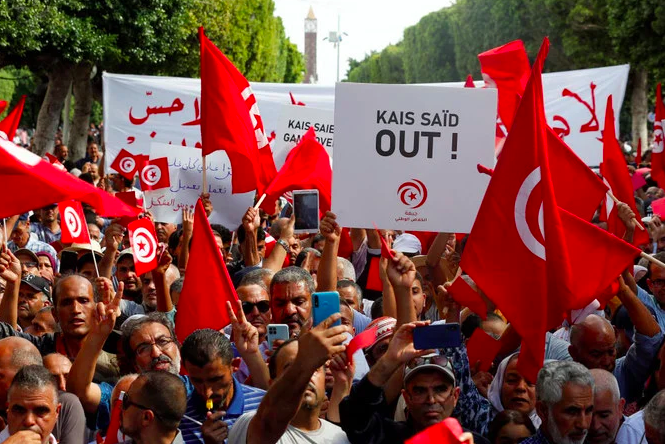 Des milliers de manifestants à Tunis contre le président Saied et la crise économique