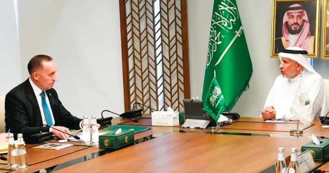 Le directeur du KSRelief reçoit l'ambassadeur d'Ukraine à Riyad