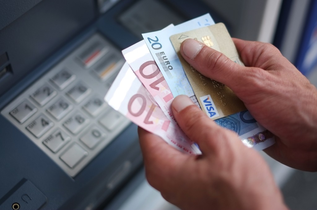Le transfert de cash, un classique de l'aide humanitaire expérimenté en France