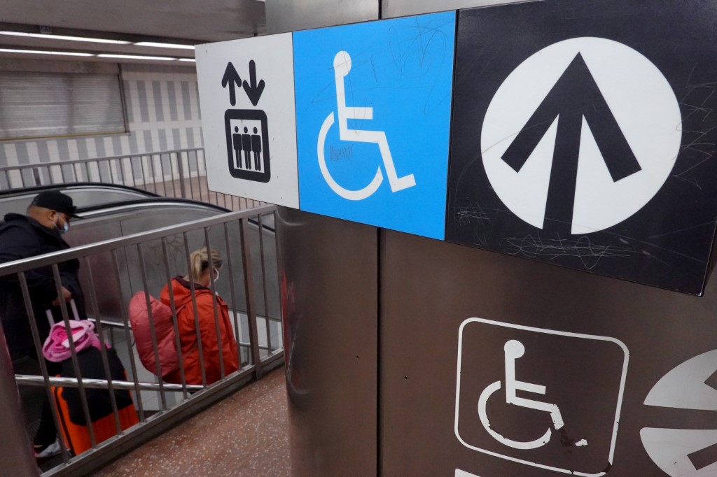 Handicap: Le gouvernement veut accélérer sur l'accessibilité des bâtiments et services