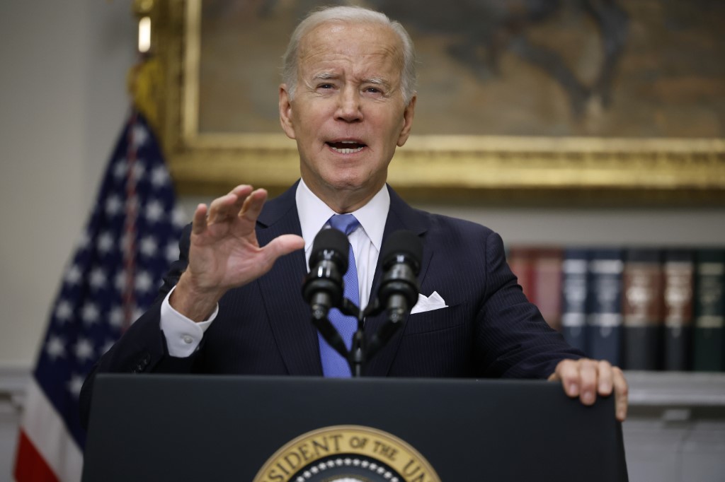 Ukraine: Biden alerte sur un risque d'«apocalypse» nucléaire, Kiev regagne du terrain