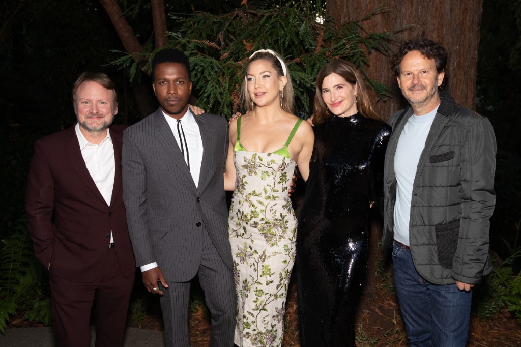 (De gauche à droite) Rian Johnson, Leslie Odom Jr., Kate Hudson, Kathryn Hahn et Ram Bergman arrivent à la première de "Glass Onion : A Knives Out Mystery" au Outdoor Art Club le 06 octobre 2022 à Mill Valley, Californie. (Miikka Skaffari/Getty Images/AFP)