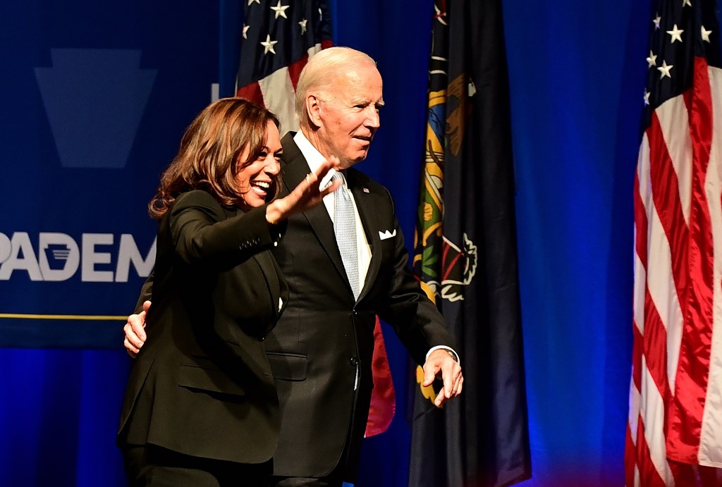 Le président américain Joe Biden et la vice-présidente américaine Kamala Harris saluent des supporters lors du dîner de l'indépendance du Parti démocrate, le 28 octobre 2022 à Philadelphie, en Pennsylvanie. Le jour des élections aura lieu le 8 novembre. (photo, Mark Makela/Getty Images/AFP )