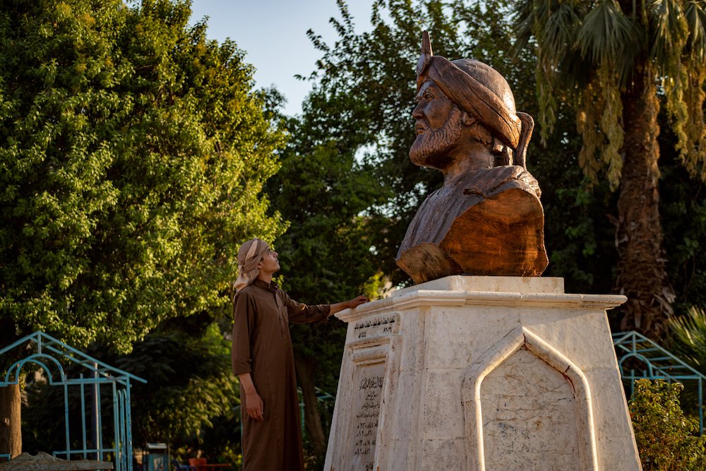 La statue récemment restaurée du calife Haroun al-Rachid, l’un des ancêtres de Raqqa. (Photo AN/Ali Ali)