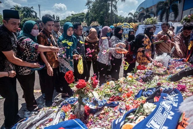 Condoléances du roi et du prince héritier saoudiens après une tragédie dans un stade indonésien