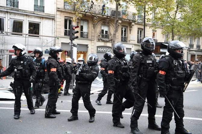 Un photojournaliste d’Al-Arabiya «blessé par la police» lors de manifestations à Paris