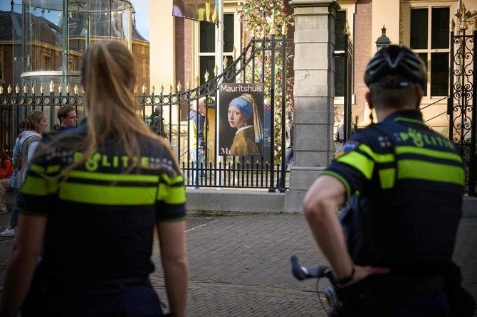 Des militants écolos s'en prennent à La Jeune Fille à la Perle