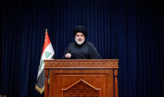 Moqtada Sadr, prononce un discours appelant ses partisans à se retirer du quartier gouvernemental de la capitale, depuis sa maison de Najaf, en Irak, le mardi 30 août 2022 (Photo, AP).