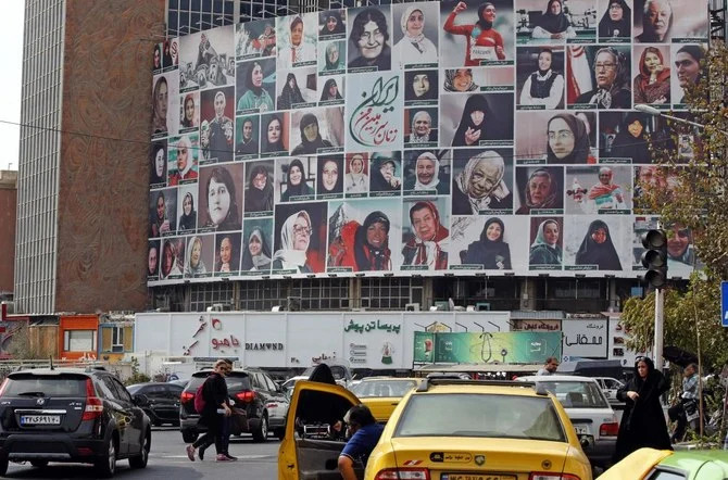 Iran: Un panneau représentant des femmes voilées changé après une controverse