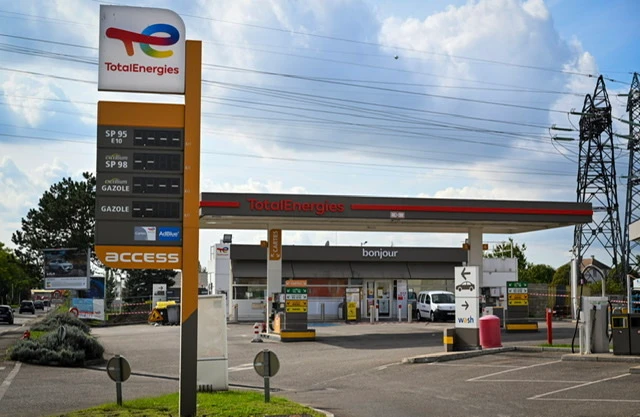 Grèves à TotalEnergies: la CGT prête à limiter ses revendications aux salaires et négocier dès lundi