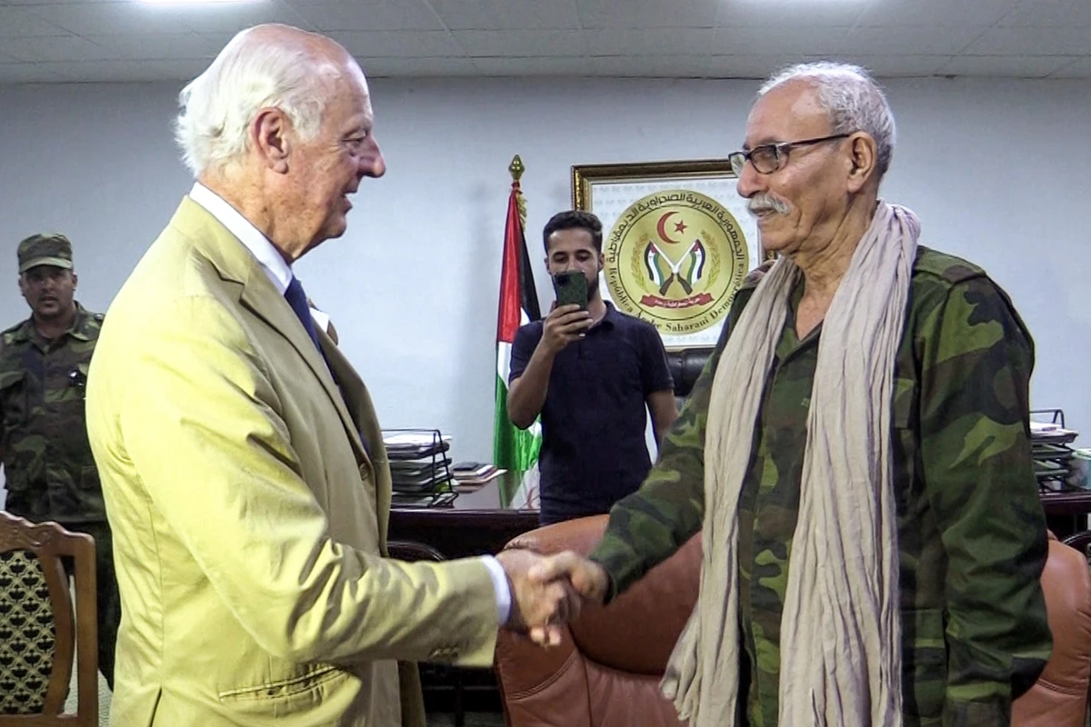 L'envoyé de l'ONU pour le Sahara occidental, Staffan de Mistura (à gauche), serre la main du chef du Polisario, Brahim Ghali (à droite), dans la ville de Tindouf, dans le sud-ouest de l'Algérie, le 4 septembre 2022. (Photo, AFP)