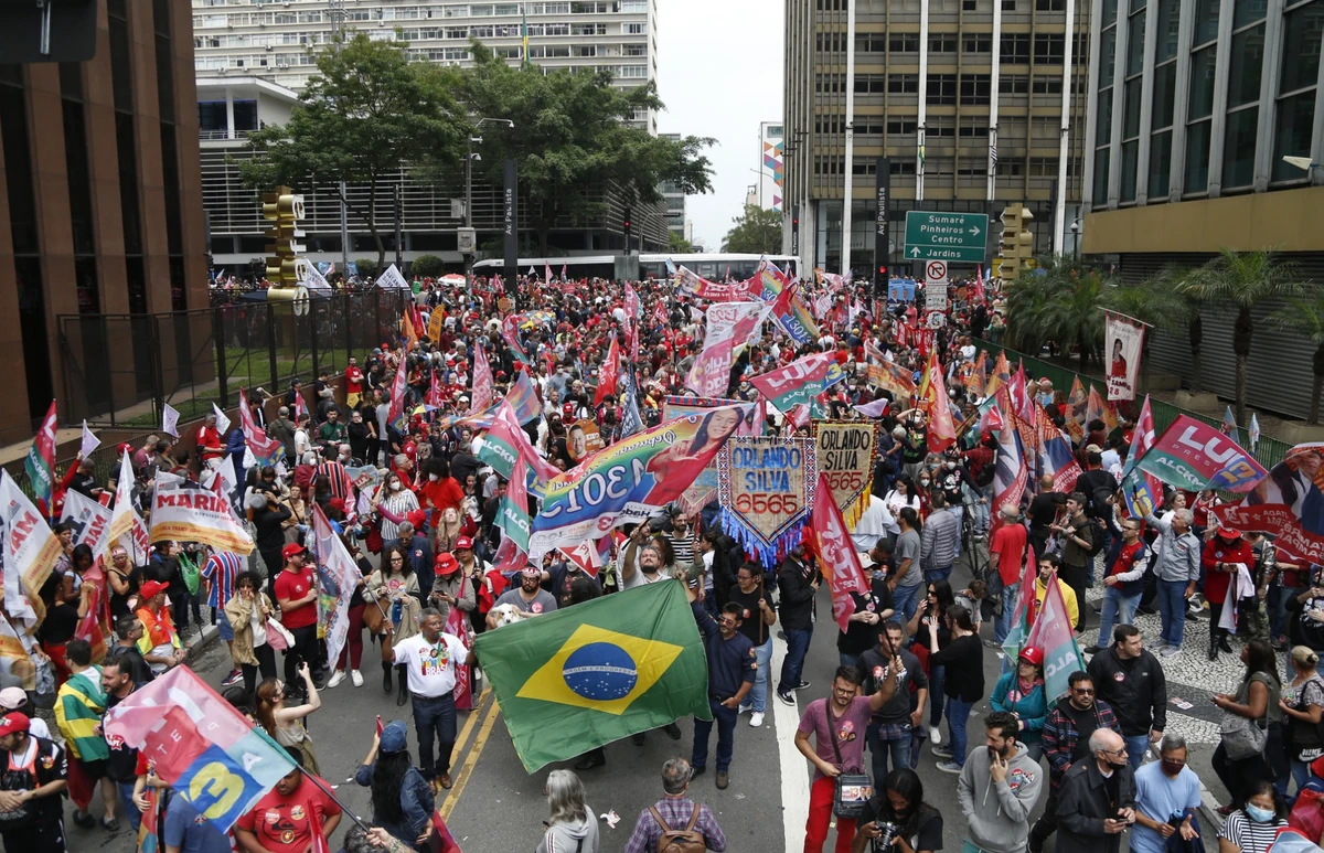 Brésil: fin de campagne à pied et à moto pour Lula et Bolsonaro