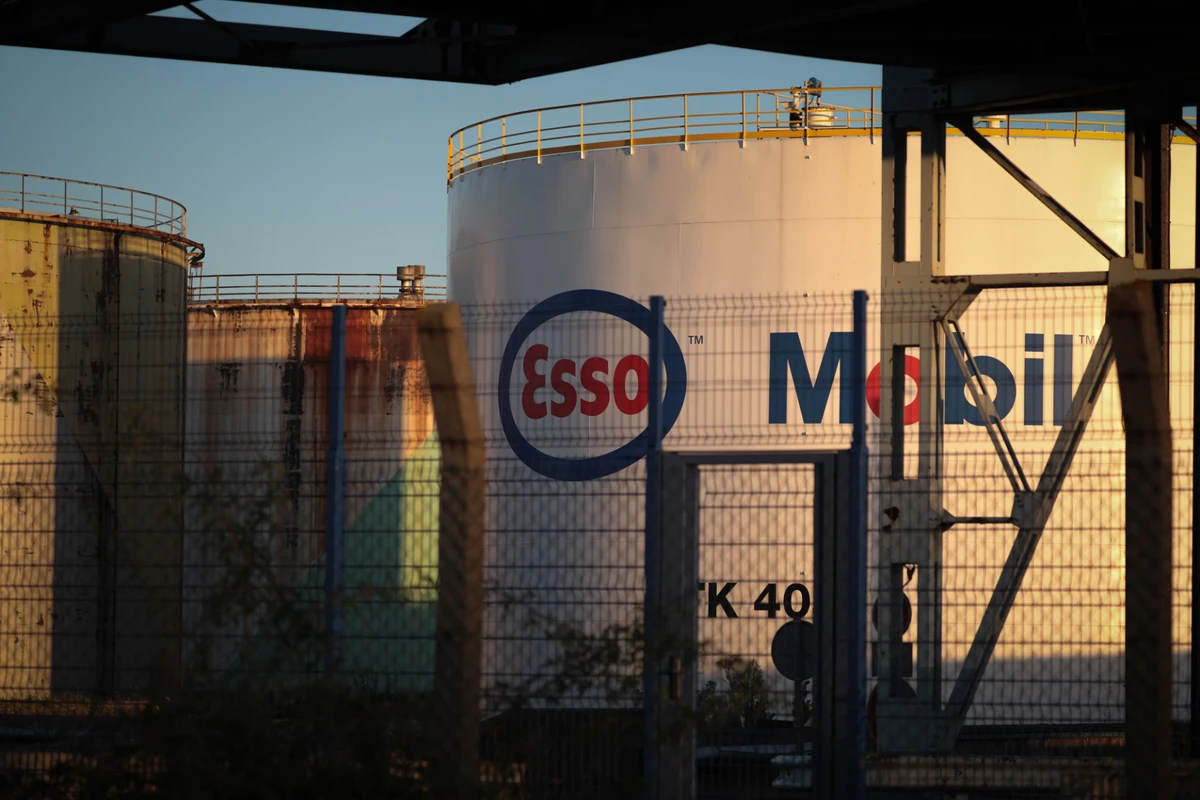 Le gouvernement français réquisitionne des grévistes pour débloquer des stocks de carburant