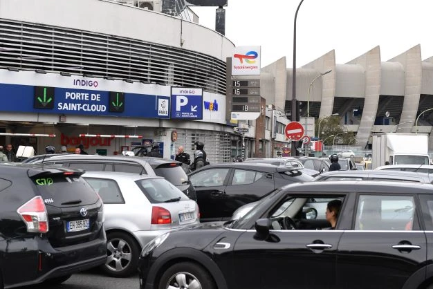Les premiers vacanciers font la queue aux stations-service, légère amélioration de la situation