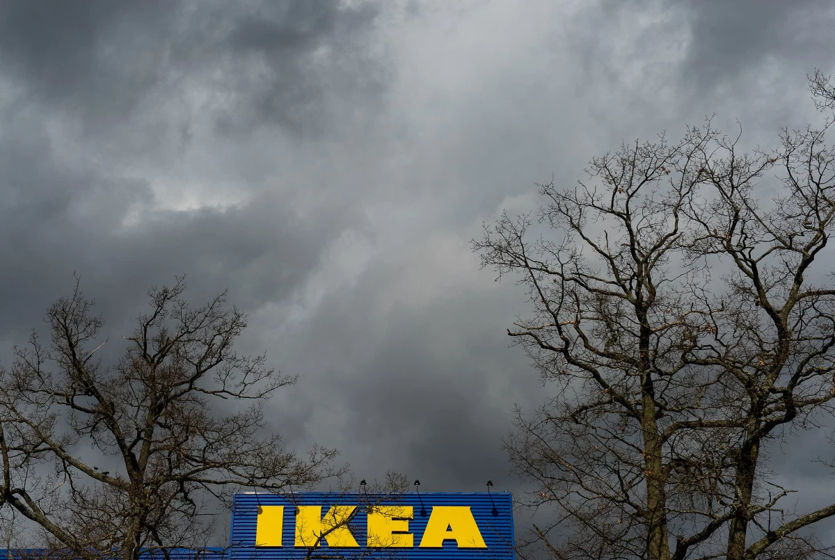 Cette photo d'archive prise le 30 mars 2016 montre le logo d'IKEA photographié à l'extérieur du plus grand magasin Ikea d'Europe à Kungens Kurva, au sud-ouest de Stockholm. (Photo : Jonathan Nackstrand / AFP)