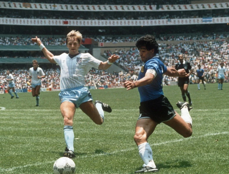 Le ballon que Diego Maradona (à droite) a utilisé pour marquer son fameux but de la Coupe du monde «Main de Dieu» pour l'Argentine contre l'Angleterre en 1986 sera mis en vente le mois prochain et pourrait rapporter jusqu'à 3 millions de livres sterling. (Photo staff AFP)