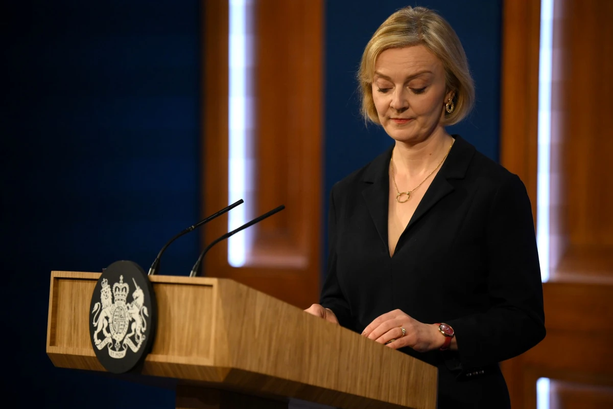 Liz Truss menacée, se résout à de nouvelles concessions et remplace son ministre des Finances