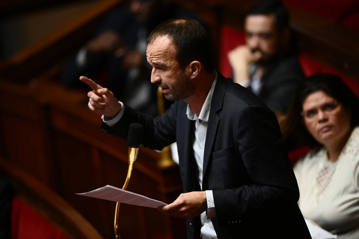 La députée de La France Insoumise (LFI) et membre de la coalition de gauche NUPES (Nouvelle Union Populaire Ecologique et Sociale) Raquel Garrido (à droite) lors de la séance des questions au gouvernement à l'Assemblée nationale à Paris. (Photo de Christophe ARCHAMBAULT / AFP)