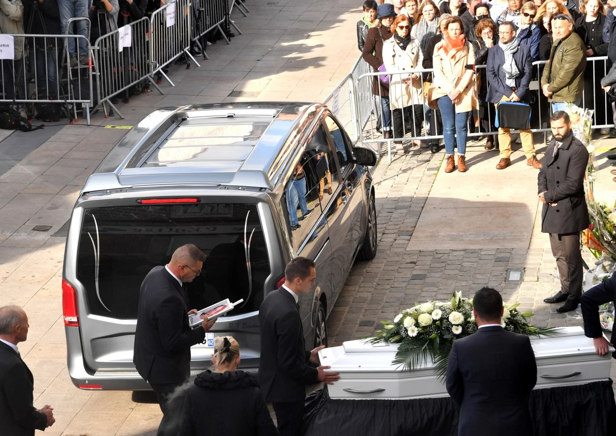 Une foule digne et émue pour l'ultime adieu à Lola