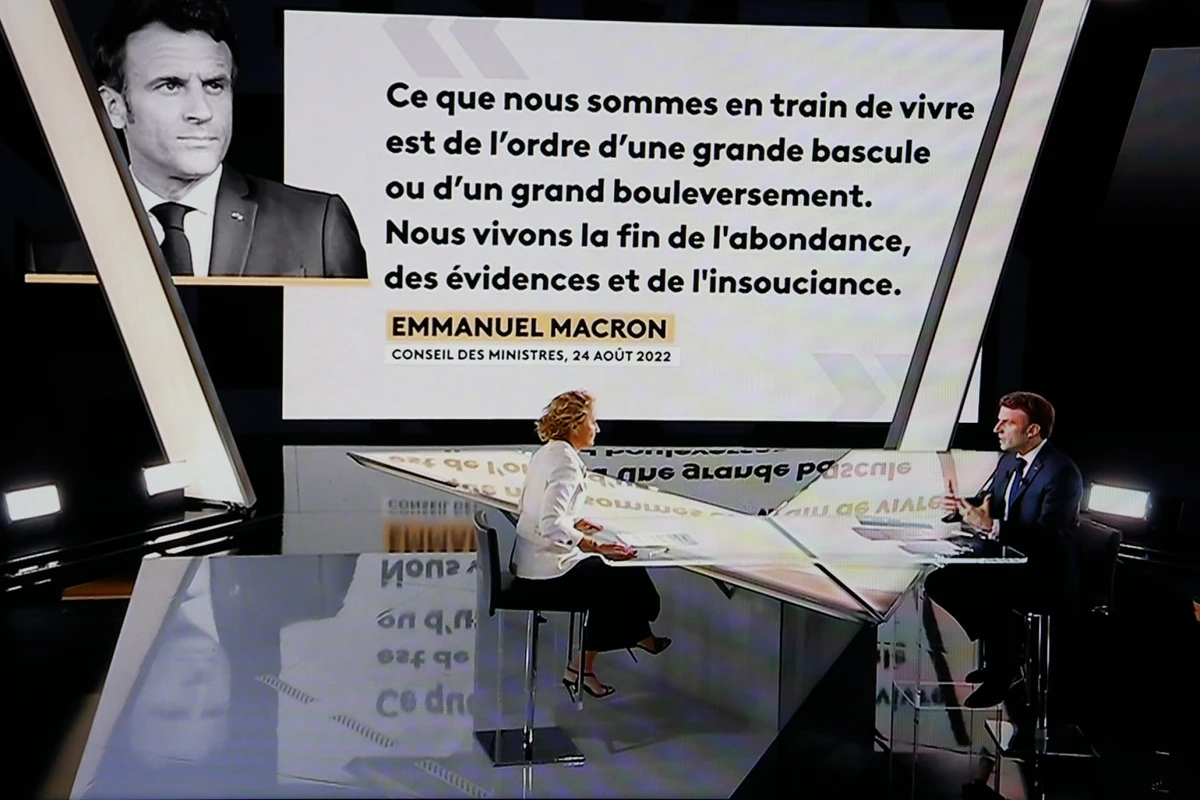 Dans cette capture d'écran réalisée à Paris le 26 octobre 2022, le président français Emmanuel Macron (à droite) s'exprime lors d'une interview de la journaliste et animatrice française Caroline Roux dans le cadre de l'émission "L'événement". (Photo de Ludovic MARIN / AFP)