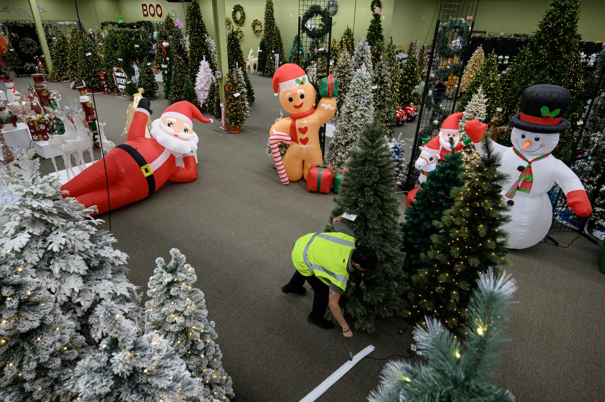Etats-Unis: les décorations de Noël bloquées l'an dernier déboulent dans les rayons