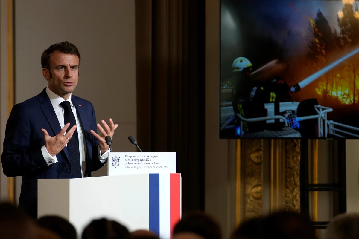 Feux de forêt: Macron annonce une «stratégie nouvelle», des moyens et des Canadair supplémentaires
