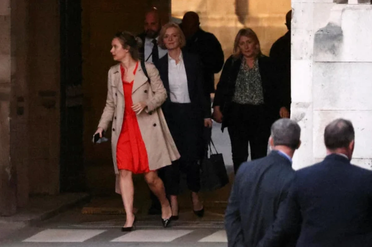 Son plan économique aux orties, Liz Truss s'accroche à Downing Street