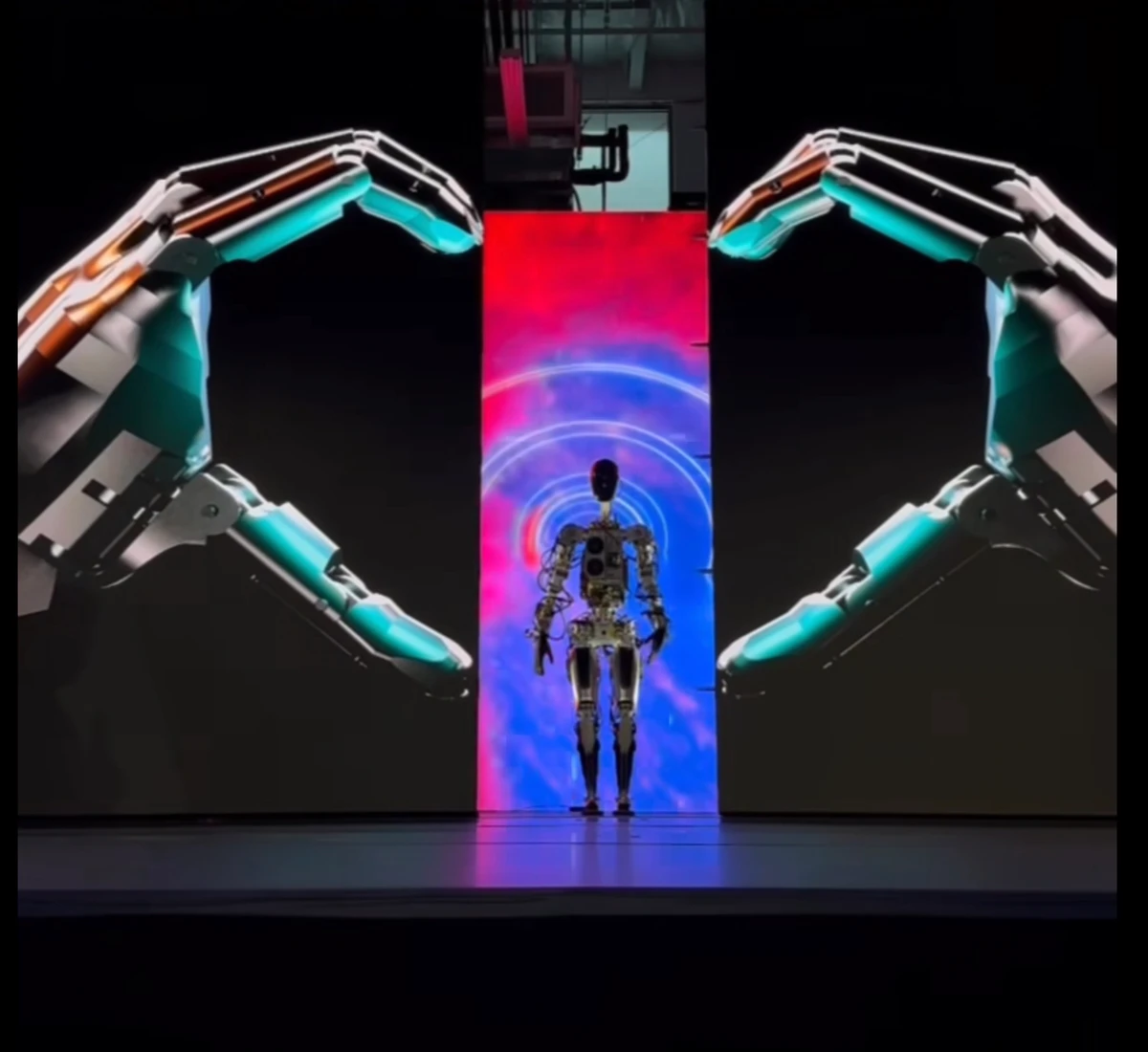 Elon Musk présente l'ambitieux robot humanoïde de Tesla