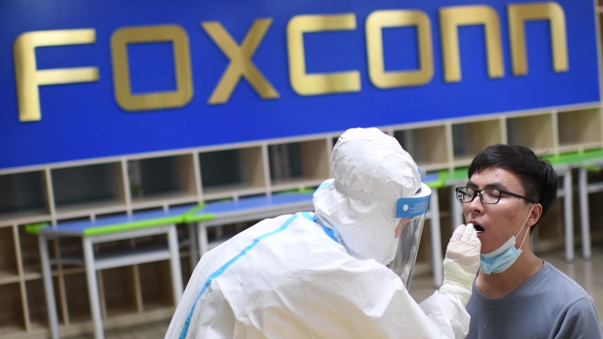 Chine/Covid: une usine d'iPhone confinée, les employés s'enfuient