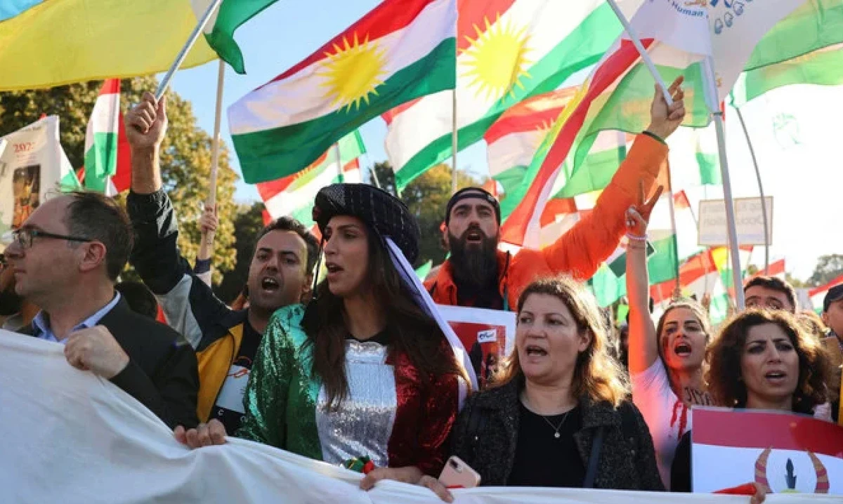 La foule scande «Mort à Khamenei» lors d'un rassemblement à Berlin