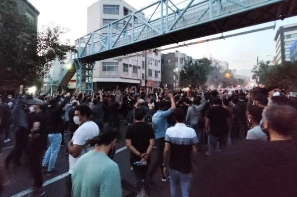 Le directeur d’une organisation caritative britannique qualifie les manifestantes iraniennes de «soldats de Satan»