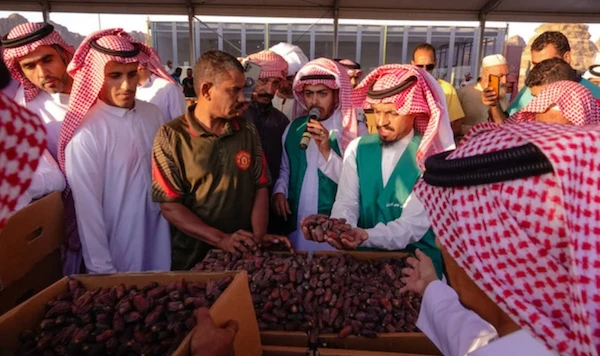 La dernière vente aux enchères du matin a rassemblé des agriculteurs et des participants qui négociaient les prix des dattes. (Photo/Huda Bashatah)
